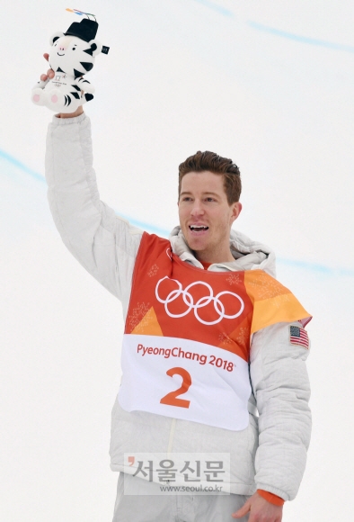숀 화이트(미국)가 14일 평창동계올림픽 스노보드 남자 하프파이프에서 금메달을 따낸 뒤 기뻐하고 있다. 평창 박지환 기자 popocar@seoul.co.kr