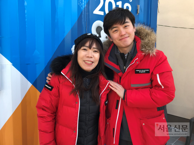 지역자원봉사자 함도영(왼쪽)씨는 통역봉사자 김민호씨와 인연으로 한 가족처럼 지낸다. 평창군 제공