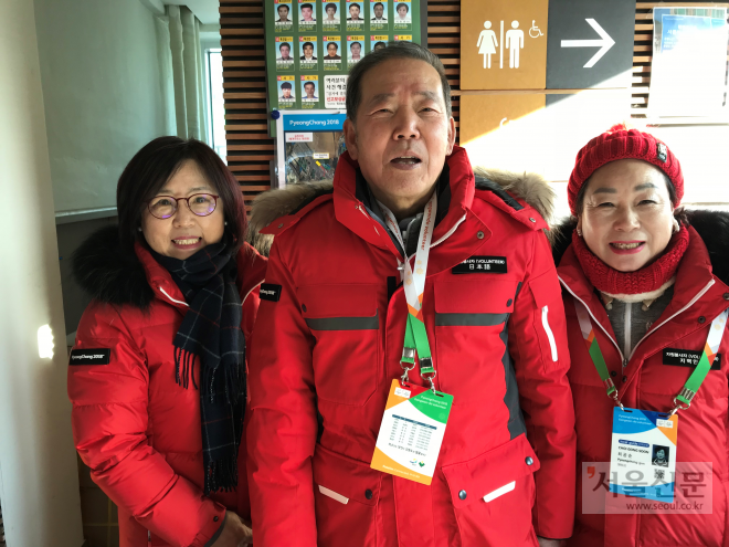 일본에서 직장생활을 했던 경험을 살려 횡계터미널에서 통역봉사에 나서고 있는 성호영(가운데)씨가 동료 자원봉사자들과 함께하고 있다. 평창군 제공