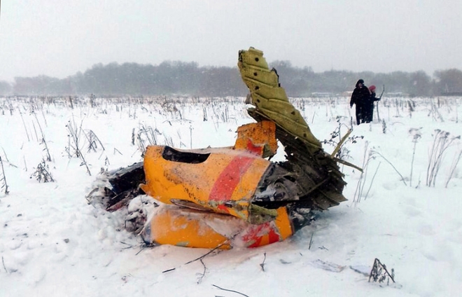 지난 11일(현지시간) 러시아 모스크바 인근에 라멘스키 지역에 추락한 사라토프 항공 안토노프(An)-148 여객기 잔해.모스크바 타스 연합뉴스 