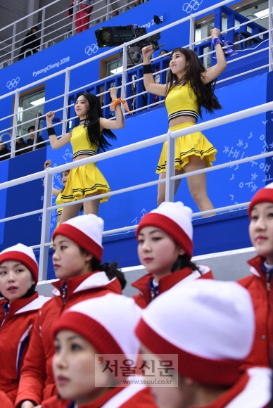 14일 오후 강릉 관동하키센터에서 열린 여자 아이스하키 남북 단일팀과 일본과의 경기에서 북한 응원단이 응원을 펼치고 있다. 2018. 02. 14  박지환 기자 popocar@seoul.co.kr