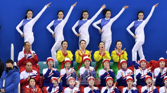 14일 오후 강릉 관동하키센터에서 열린 여자 아이스하키 남북 단일팀과 일본과의 경기에서 북한 응원단이 응원을 펼치고 있다. 2018. 02. 14  박지환 기자 popocar@seoul.co.kr