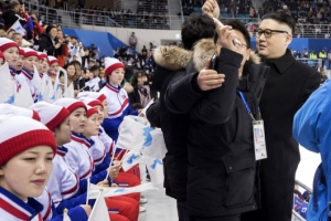 북한 응원단 앞 김정은 코스프레…쫓겨난 남성 정체는