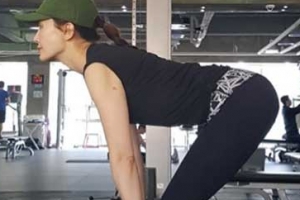 채시라, 군살없는 몸매에 애플힙까지
