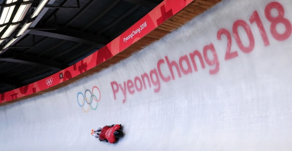 한국 썰매 종목에서 사상 첫 금메달을 꿈꾸는 윤성빈이 지난 13일 강원 평창 슬라이딩센터에서 진행된 평창동계올림픽 남자 스켈레톤 연습 경기에서 힘차게 질주하고 있다. 윤성빈은 설 연휴인 15~16일 금 사냥에 나선다.  평창 연합뉴스