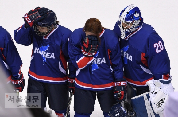 평창동계올림픽 여자 아이스하키 남북한 단일팀 선수들이 14일 강릉 관동하키센터에서 일본과의 경기를 마친 뒤 패배를 아쉬워하고 있다. 강릉 박지환 기자 popocar@seoul.co.kr