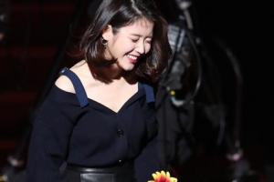 [포토] 아이유, 생방송 실수에 당황한 ‘깜찍 표정’
