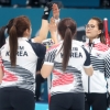 여자 컬링, ‘세계 최강’ 캐나다 쓸다…메달 ‘청신호’