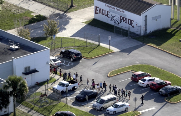미 플로리다 고교서 총격사건…최소 17명 사망