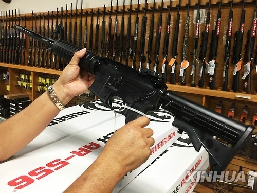 미국 총기 상점의 ‘AR-15’ 반자동소총. 신화 연합뉴스 자료사진