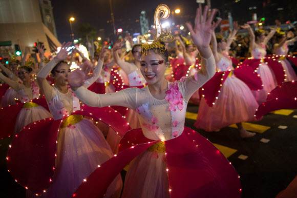 16일(현지시간) 중국 홍콩에서 열린 ‘the International Chinese New Year Night Parade’에 참여한 참가자들이 화려한 공연을 펼치고 있다. EPA 연합뉴스