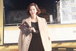 ‘미스티’ 김남주, 커피차 앞 우아한 자태 “연휴에도 열일 중”
