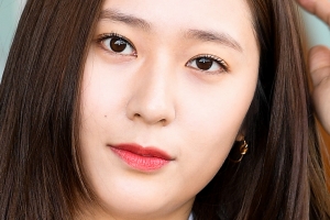 크리스탈 공항패션, 트렌치코트 룩의 진수 ‘시크+세련美 뚝뚝’