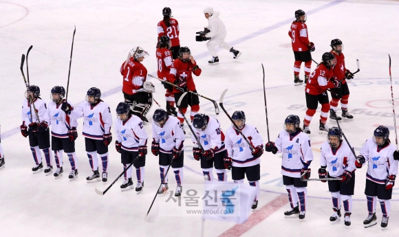 [서울포토] 인사하는 남북단일팀 선수들