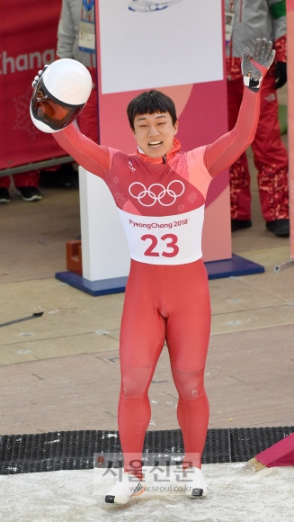 남자 스켈레톤에서 6위를 차지한 김지수가 17일 평창 올림픽슬라이딩센터에서 경기를 마친 후 두 팔을 번쩍 들어 기뻐하고 있다.  박지환 기자 popocar@seoul.co.kr