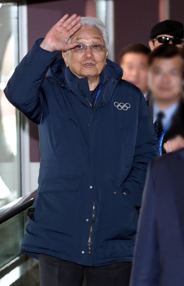 장웅 북한 국제올림픽위원회(IOC) 위원이 18일 강원 평창에서 KTX를 타고 인천국제공항에 도착해 취재진에게 손을 들어 인사하고 있다.  연합뉴스