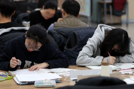 한 고등학교 고3 수험생들이 공부하고 있는 모습. 연합뉴스
