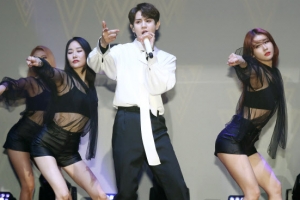 [포토] ‘이번엔 솔로’ 양요섭, 화끈한 무대