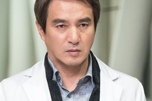 tvN “조재현, ‘크로스’서 내주 하차…단독 화면 최소화”