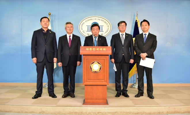 제종길 안산시장이 20일 오전 국회 정론관에서 기자회견을 갖고 세월호 추모공원 조성을 포함한 향후 계획에 대해 설명하고 있다. 왼쪽부터 김철민 국회의원(안산 상록을), 손창완 지역위원장(더불어민주당, 안산 단원을), 제종길 안산시장, 전해철 국회의원(안산 상록갑), 고영인 지역위원장(더불어민주당, 안산 단원갑)