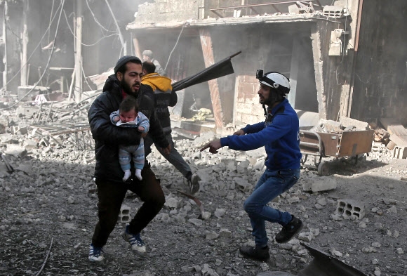 아이만이라도…시리아 정부군 공습에 민간인 100명 이상 사망 