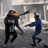 아이만이라도…시리아 정부군 공습에 민간인 100명 이상 사망