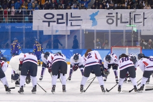 “이겨라 코리아” 한반도기 물결… 마지막 응원도 후끈