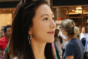 이탈리아서 포착된 김희애, 세월 비껴간 미모