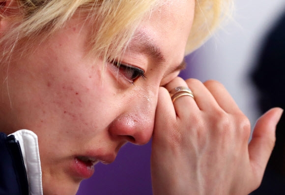 [올림픽] 기자회견에서 눈물 흘리는 김보름