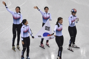 [서울포토] 쇼트트랙 여자 3000m 계주…태극기 들고 ‘금빛 세리머니’