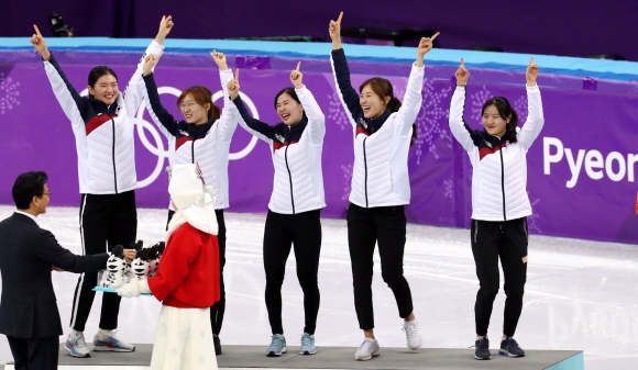 20일 강릉아이스아레나에서 열린 평창동계올림픽 쇼트트랙 여자계주 3000m 경기에서 금메달을 딴 한국 선수들이 기뻐하고있다. 박지환 기자 popocar@seoul.co.kr