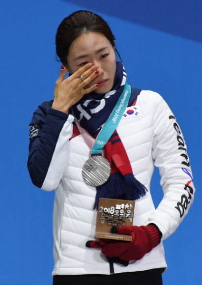 20일 평창 메달플라자에서 열린 2018 평창동계올림픽 스피드 스케이팅 여자 500m 메달 수여식에서 은메달을 차지한 이상화 선수가 시상대에 눈물을 흘리고 있다. 박지환 기자 popocar@seoul.co.kr