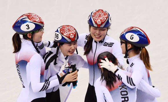 심석희(왼쪽부터)·김예진·김아랑ㆍ이유빈·최민정이 나선 대한민국 쇼트트랙 여자 대표팀이 강원 강릉아이스아레나에서 열린 평창동계올림픽 3000m계주 결선에서 우승한 뒤 기쁨을 감추지 못하고 있다. 여자 대표팀은 4년 전 소치대회에 이어 2연패를 달성하며 통산 여섯 번째 금메달을 수확했다. 1500ｍ 금메달리스트 최민정은 한국 선수단 첫 2관왕에 올랐다.  강릉 박지환 기자 popocar@seoul.co.kr