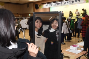 언니들 교복이 내 몸에 딱 맞네