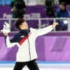 정재원, 빙속 남자 팀추월 은메달…수호랑 던진 이유는