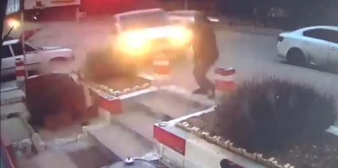 담배 피우다 운전부주의로 인한 차량에 치인 한 남성(유튜브 영상 캡처)