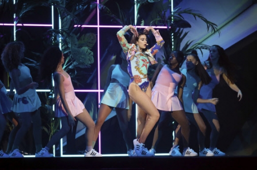 가수 두아 리파가 21일(현지시간) 영국 런던의 O2 아레나에서 열린 ‘2018 브릿 어워드(Brit Awards)’ 무대에 올라 공연을 펼치고 있다.<br>AP 연합뉴스