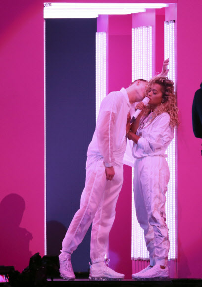 가수 리타 오라가 21일(현지시간) 영국 런던의 O2 아레나에서 열린 ‘2018 브릿 어워드(Brit Awards)’ 무대에 올라 공연을 펼치고 있다.<br>AP 연합뉴스