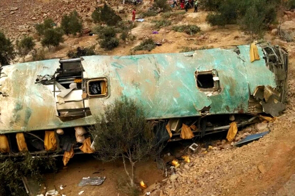 21일(현지시간) 페루 남부 아레키파주의 오코냐 다리 근처에서 산악 도로를 달리던 이층 버스가 계곡 아래로 추락했다. 이 사고로 최소 44명이 사망하고 20명이 다쳤다고 현지언론은 전했다. EPA 연합뉴스
