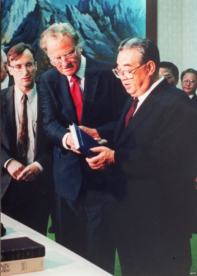 1992년 평양을 방문한 그레이엄 목사가 김일성에게 성경츨 선물하는 모습.VOA캡처