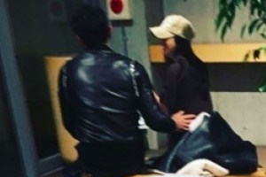 김태희♥비, 일본여행 포착 ‘부부의 달달 스킨십’