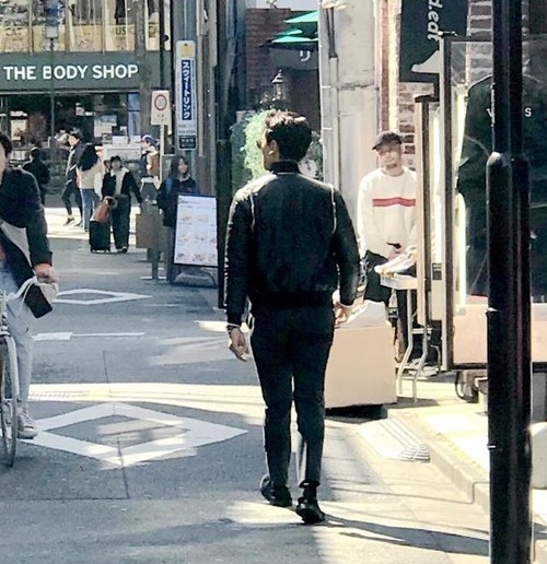 도쿄 거기를 걷고 있는 비