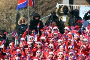 [서울포토] 인공기 펄럭이는 알파인경기장 응원석