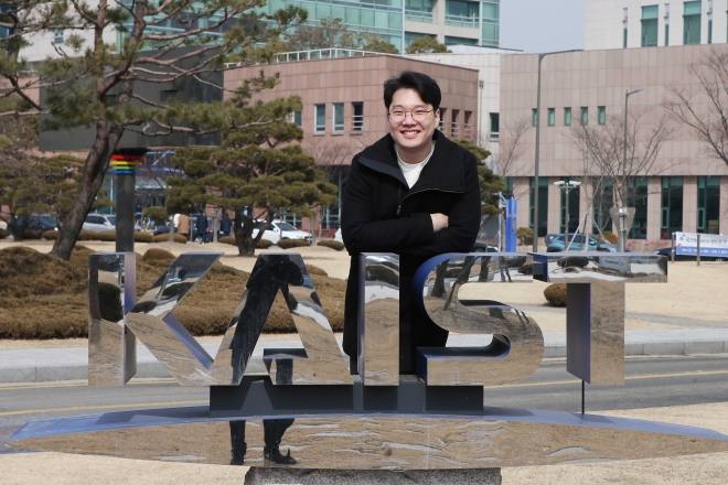 23일 KAIST 박사과정을 졸업하는 오태현씨가 교내에서 포즈를 취하고 있다.