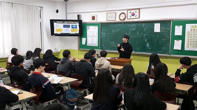 지난해 나래꿈터가 마련한 진로 상담 프로그램에 나온 한 대학생 멘토가 중학생들을 대상으로 강연하고 있다.  강남구 제공