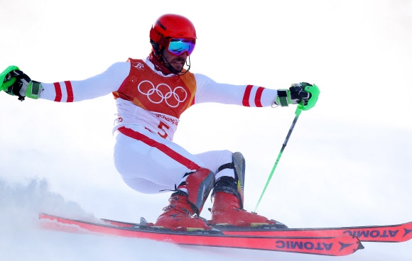 ‘스키 황제’ 마르셸 히르셔가 22일 평창 용평알파인스키장에서 열린 평창동계올림픽 남자 회전 경기 도중 미끄러지고 있다.  평창 연합뉴스