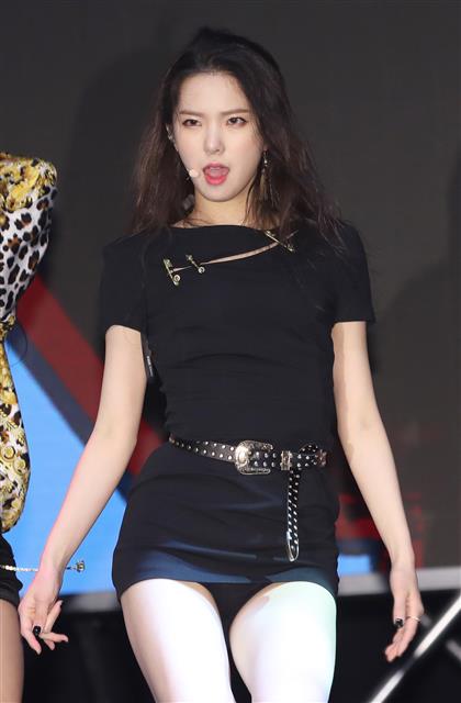 씨엘씨(CLC) 최유진이 22일 오후 서울 용산구 블루스퀘어에서 열린 일곱 번째 미니앨범 ’블랙 드레스(BLACK DRESS)’ 발매기념 쇼케이스에 참석해 신곡을 선보이고 있다. <br>뉴스1