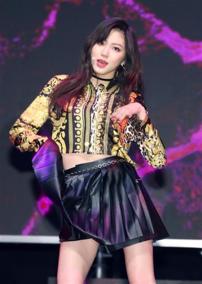씨엘씨(CLC) 권은빈이 22일 오후 서울 용산구 블루스퀘어에서 열린 일곱 번째 미니앨범 ’블랙 드레스(BLACK DRESS)’ 발매기념 쇼케이스에 참석해 신곡을 선보이고 있다. <br>뉴스1