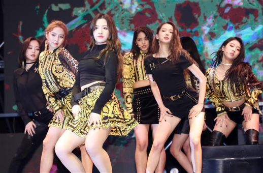 씨엘씨(CLC)가 22일 오후 서울 용산구 블루스퀘어에서 열린 일곱 번째 미니앨범 ’블랙 드레스(BLACK DRESS)’ 발매기념 쇼케이스에 참석해 신곡을 선보이고 있다. <br>뉴스1