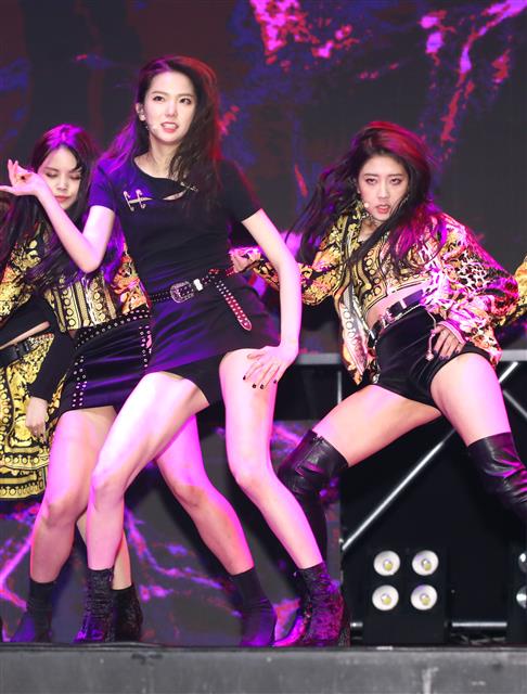 씨엘씨(CLC) 최유진, 장승연(오른쪽)이 22일 오후 서울 용산구 블루스퀘어에서 열린 일곱 번째 미니앨범 ’블랙 드레스(BLACK DRESS)’ 발매기념 쇼케이스에 참석해 신곡을 선보이고 있다.<br>뉴스1